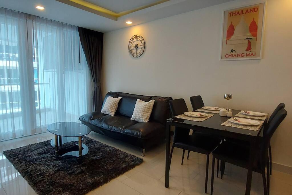 Grand Avenue, Luxury Suite, 72sqm Pool View With Lounge Area * Pattaya
